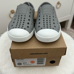 BRAND NEW Native Jefferson Pigeon Grey/ Shell White Size C7